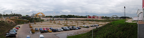 834537 Panorama van het parkeerterrein achter de bioscoop CineMec (Berlijnplein 100) te Utrecht, met rechts op de ...